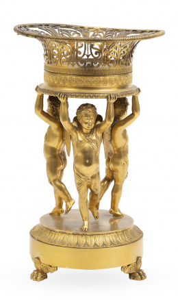 1156.  Centro Luis Felipe de bronce dorado, a la manera de Thomire.Francia, h. 1830.