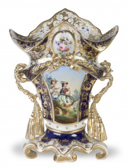 605.  Jarrón en porcelana esmaltada en azul y dorada, con cartela de tema pastoril y borlas decorativas.París, h. 1850.