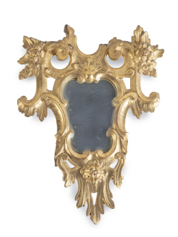 1401.  Cornucopia de madera tallada y dorada decorada con flores.España, pp. del S. XVIII.