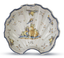 503.  Bacía avenerada de cerámica esmaltada.Serie de las tres manzanas, Talavera, h. 1770-1795.
