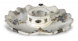 505.  Mancerina de cerámica esmaltada.Serie de los cuatro ramos polícromos, Talavera, (1785 -1810).