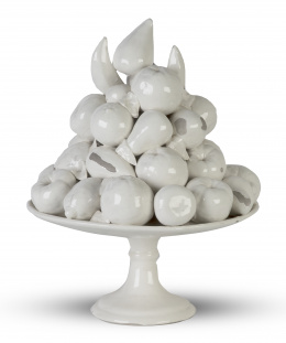 528.  Frutero de "engaño" de cerámica en vidriado blanco.Levante, S. XX.