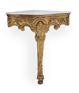 559.  Consola-rinconera en madera tallada y dorada.Trabajo francés, S. XVIII.