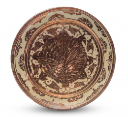 1225.  Plato de cerámica de reflejo metálico de la serie de las clavelinas.Manises, S. XVIII.
