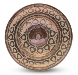 941.  Plato con tetón de cerámica de reflejo metálico.Manises, S. XVI.