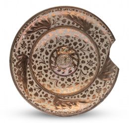 1399.  Plato con tetón de cerámica de reflejo metálico.Manises, S. XVI.