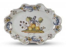 529.  Bandeja lobulada de cerámica esmaltada de la serie de las tres manzanas.Talavera, S. XVIII.