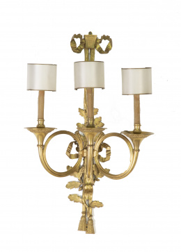 570.  Pareja de apliques de tres brazos de luz de bronce dorado de estilo Luis XVI.Francia, S. XIX.