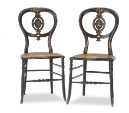 440.  Juego de dos sillas lacadas de negro, pintadas y con nácar palicado.Francia, último cuarto del S. XIX.