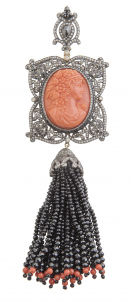 250.  Gran colgante con camafeo de dama tallado en coral con marco de diamantes grises y negros de forma lobulada y calada