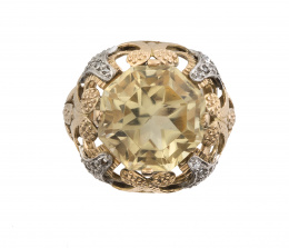 145.  Sortija bombée con citrino central rodeado de hojas con oro amarillo y blanco adornadas con brillantes