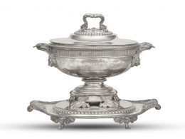 1292.  Sopera blasonada de plata Jorge III . Con marcas.Paul Storr* (Londres 1770 - Londres 1844), Londres 1809.