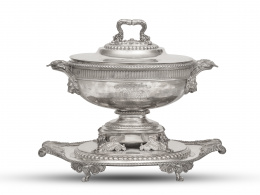 1262.  Sopera blasonada de plata Jorge III . Con marcas.Paul Storr* (Londres 1770 - Londres 1844), Londres 1809.