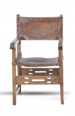1174.  Frailero de madera con asiento y respaldo de piel tachonada.Trabajo castellano, S. XVII.