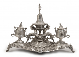 1166.  Escribanía de plata. Con marcas en la base.Aguste Louis Fizaine, París, (1858-1879).