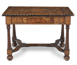 1292.  Mesa de madera de nogal con marquetería y aplicaciones de hueso.Holanda, h. 1700.
