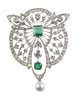 380.  Broche Belle-Epoque con delicado diseño calado realizado con esmeraldas, brillantes y perilla de perla fina colgante