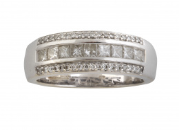 184.  Sortija media alianza con banda central de diamantes talla princesa entre dos bandas de brillantes