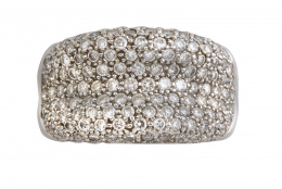 254.   Sortija con frente ancho ondulado cuajado de pavé de brillantes
