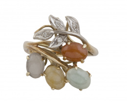 158.  Sortija con racimo de cabuchones de ágatas en tonos ocres y verde, con hojitas de brillantes