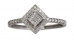 175.  Sortija con rombo central de pavé de brillantes y billantes en los brazos de la montura