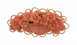 143.  Broche de coral tallado en forma de centro floral, sobre fondo de oro con marco lobulado de cordoncillo 