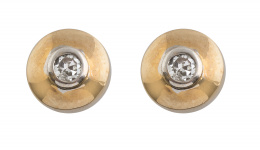 142.  Pendientes con chatón de brillante central en marco de oro amarillo 