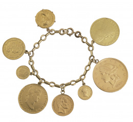 353.  Pulsera con ocho monedas colgantes en eslabones ovalados.