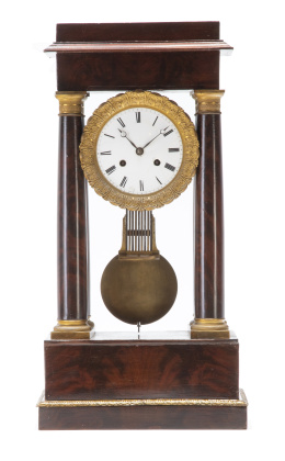 1228.  Reloj  imperio de pórtico de madera de caoba.Francia, S. XIX