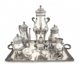 1202.  Juego de café de plata en su color y aplicaciones de marfil de estilo Luis XVI. Con marcas.Joyería Reyes, Sevilla, primer cuarto del S. XX.