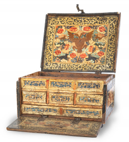 733.  Escritorillo de estrado de madera decorada con barniz de pasto.Pasto, Colombia, S. XVII.