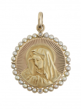 54.  Medalla Colgante de Virgen grabada en oro con marco exterior de perlitas finas