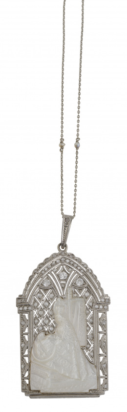 77.  Medalla colgante Art-Decó con Virgen de las Angustias, en marco de diamantes en forma de capilla