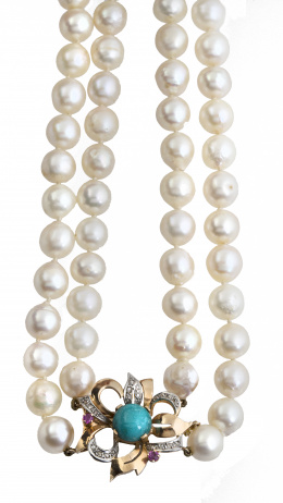 214.  Collar años 50 semilargo de dos hilos de grandes perlas cultivadas, con cierre flor adornado con turquesa, brillantes y rubíes