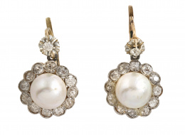 80.  Pendientes años 30 con medias perlas orladas de brillantes de talla antigua, colgantes de brillante superior