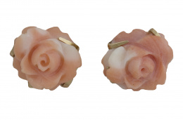 216.  Pendientes con rosas de coral blanco-rosado en marco de hilos de oro