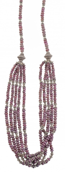 148.  Collar de rubíes con cuentas a modo de disco, y entrepiezas de plata granulada oxidada