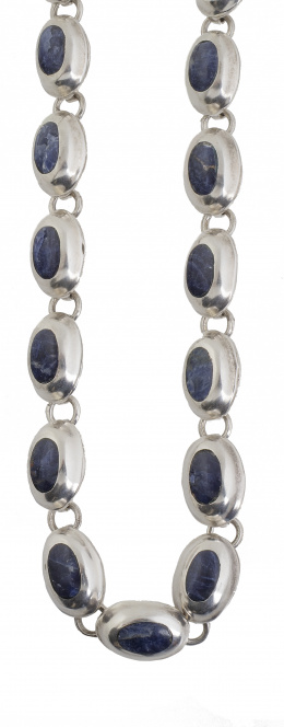 147.  Collar articulado de óvalos de sodalita azul en monturas de plata