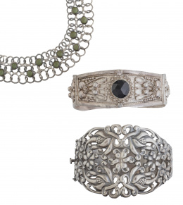 146.  Conjunto de collar y dos brazaletes en plata