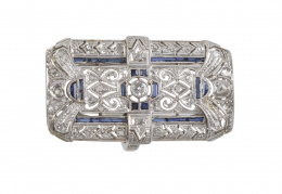 248.  Sortija gran lanzadera rectangular Art-Decó de platino con diamantes, zafiros y brillante en chatón central