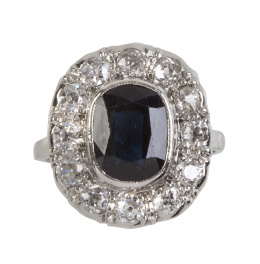 247.  Sortija de pp. S. XX con zafiro de talla oval de 3 ct orlado de brillantes