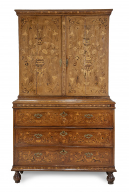 1165.  Bureau cabinet de madera de nogal con decoración de marquetería de flores y jarrones.Trabajo holandés, pp. del S. XVIII.