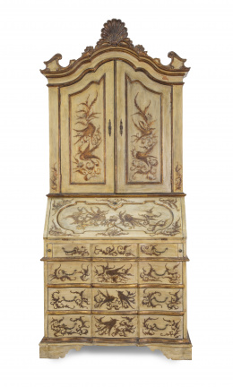 732.  Bureau cabinet en madera lacada de blanco con "chinoiseries", siguiendo modelos italianos.S. XX.