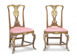 1136.  Pareja de sillas de estilo Chippendale de madera tallada y dorada.Trabajo andaluz, S. XIX.