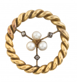 16.  Broche circular S. XIX con trébol de perlas finas central, del que parten tres barras con diamantes