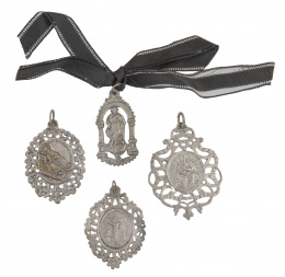 39.  Lote de cuatro medallas caladas valencianas S. XVIII - XIX en plata