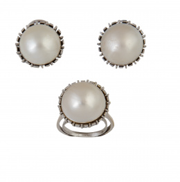 245.  Conjunto de pendientes y sortija de perlas mabe en oro blanco de 18K con marco de bandas y puntas alterna