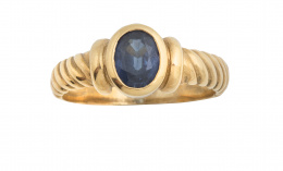 163.  Sortija con zafiro central en montura con gallón oblicuo