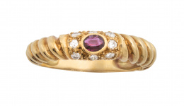 155.  Sortija con rubí rodeado por brillantes en montura gallonada