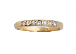 157.  Sortija media alianza con siete pequeños brillantes